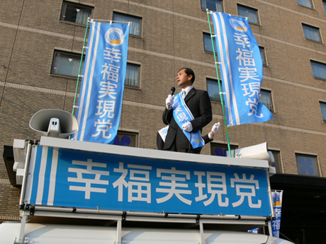 金沢駅前で街宣する石川悦男党首