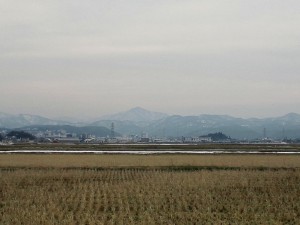 加賀市内から富士写ヶ岳を望む